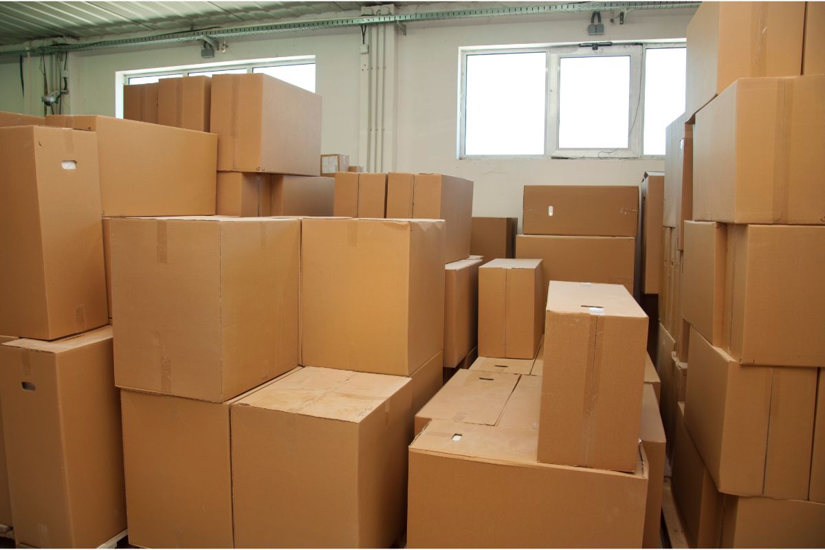 Cartons de déménagement stocké dans un box de stockage